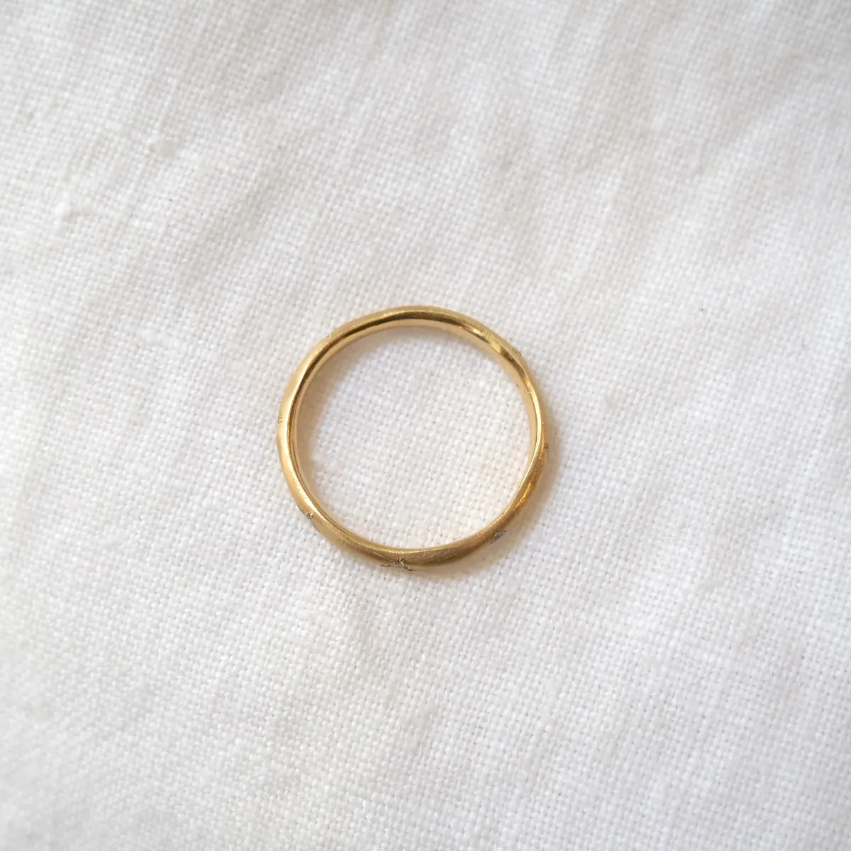 Delicate Wavy Band - Diamonds