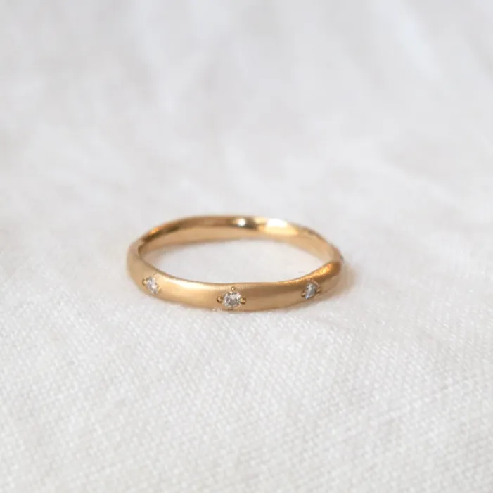 Delicate Wavy Band - Diamonds
