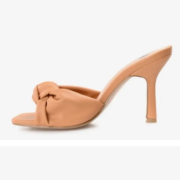 Night Out Chic Minimalistic Neutral Tan Casual Comfortable Sandal • size 7