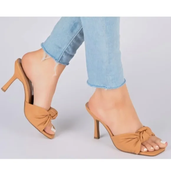 Night Out Chic Minimalistic Neutral Tan Casual Comfortable Sandal • size 7