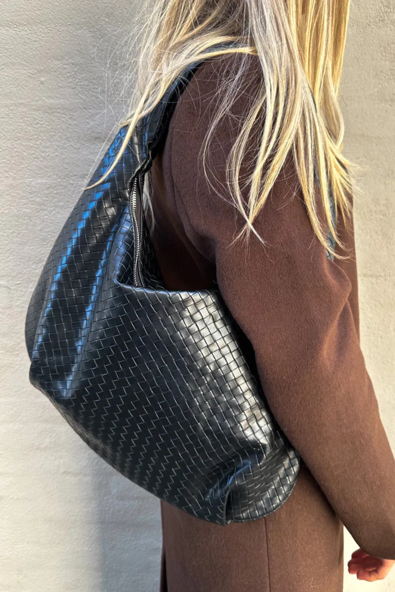PEONY HOBO BAG - BLACK