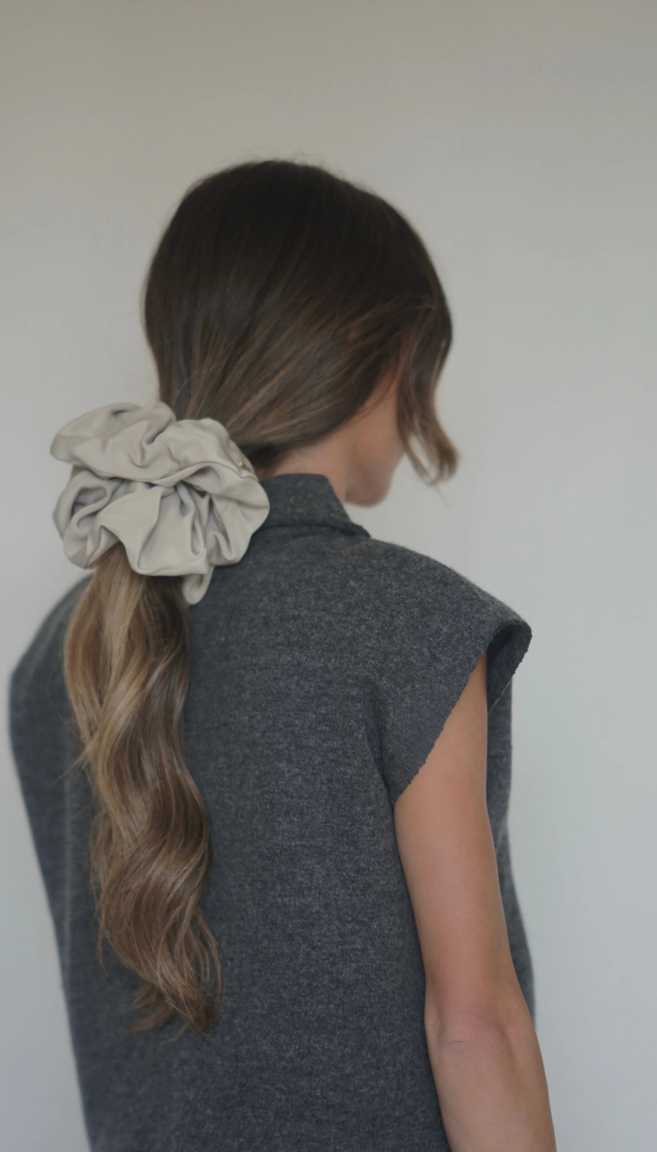 THE ALICE SCRUNCHIE LARGE - STONE