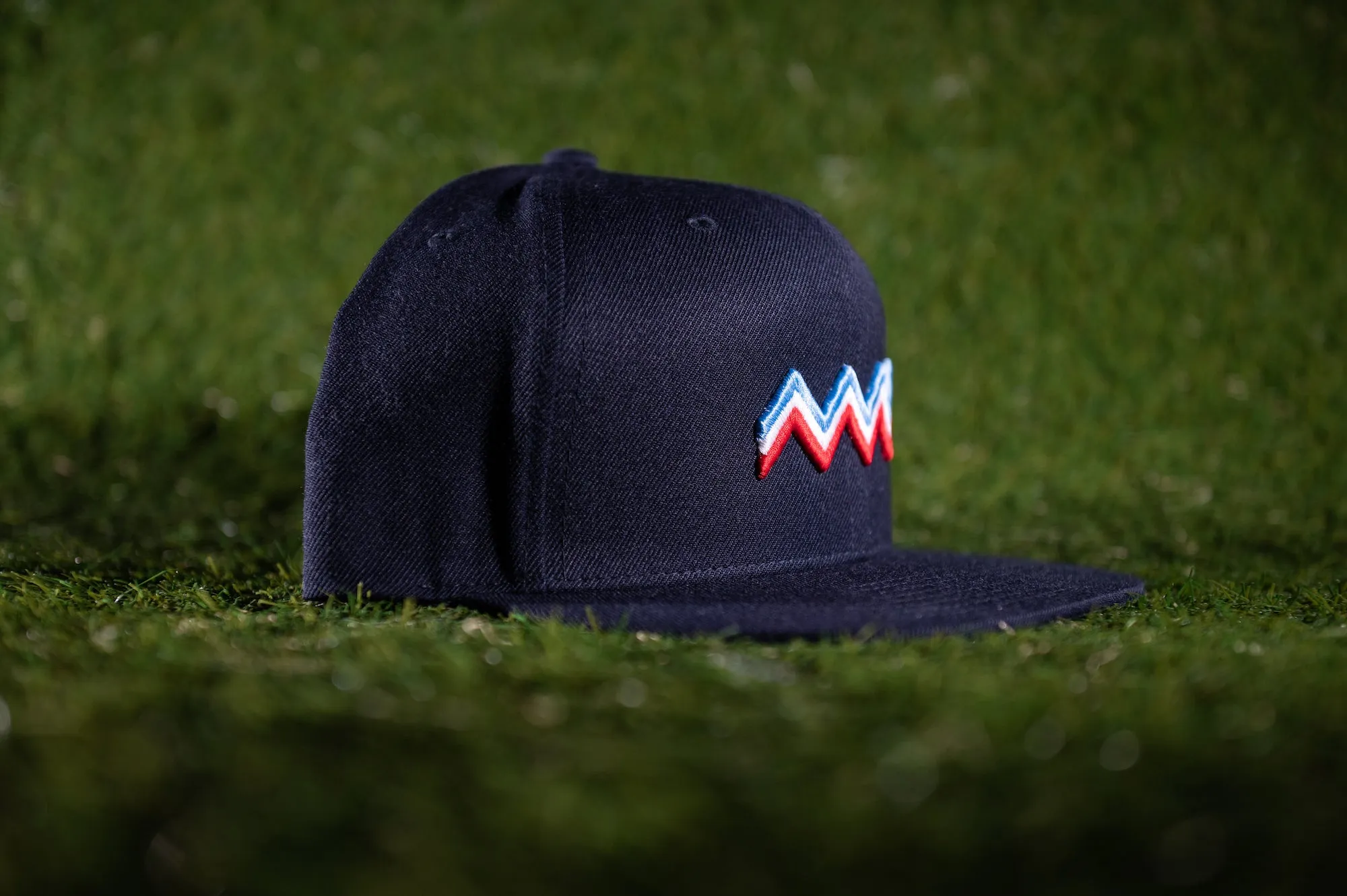 'Wave Logo' Premium Snapback | Navy